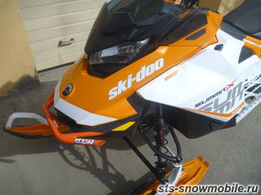Новый передний бампер на Ski-Doo Summit X 850.  Не совместим с дополнительной пластиковой защитой (толстостенная труба АМГ5). артикул STSПБс017