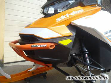 Новый передний бампер на Ski-Doo Summit X 850.  Не совместим с дополнительной пластиковой защитой (толстостенная труба АМГ5). артикул STSПБс017