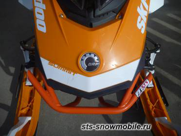 Новый передний бампер на Ski-Doo Summit X 850.  Не совместим с дополнительной пластиковой защитой (толстостенная труба АМГ5). артикул STSПБс017